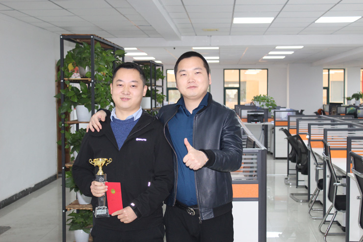 十一月份商務(wù)部業(yè)績(jī)銷(xiāo)售冠軍與總裁合影